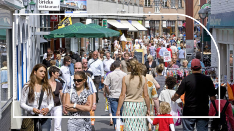 Mensen die door een winkelstraat lopen