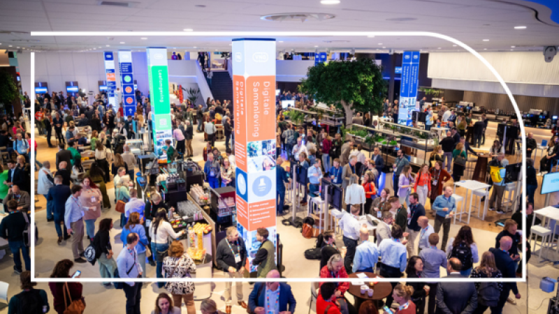 Grote groep mensen in een congres ruimte