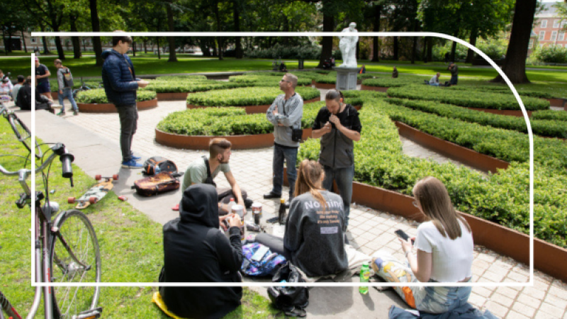 Een groep jongeren zit in een park