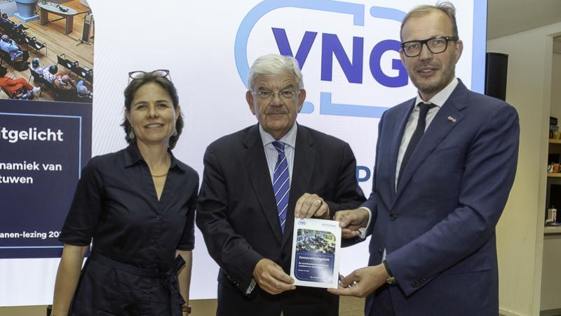 Marlies Honingh, Jan van Zanen en Mark Boumans met het boekje van de lezing