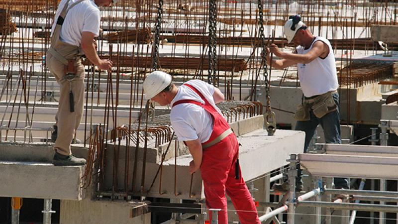 Bouwvakkers aan het werk op bouwplaats