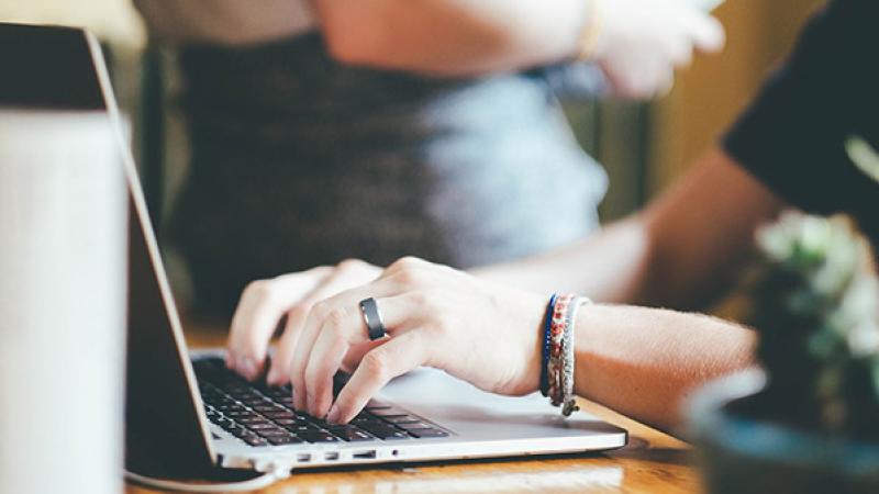 aan het werk achter laptop