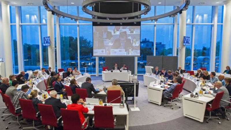 Raadsvergadering in de raadzaal van de gemeente Gouda