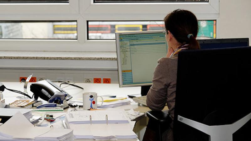 vrouw in kantoor achter computer