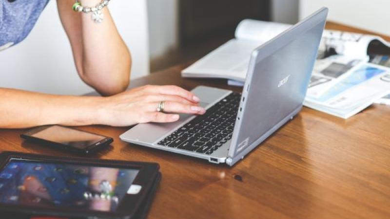 Vrouw aan het werk achter de laptop