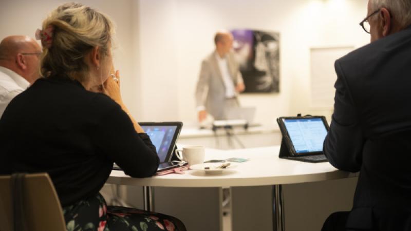 Mensen tijdens een overleg bij elkaar