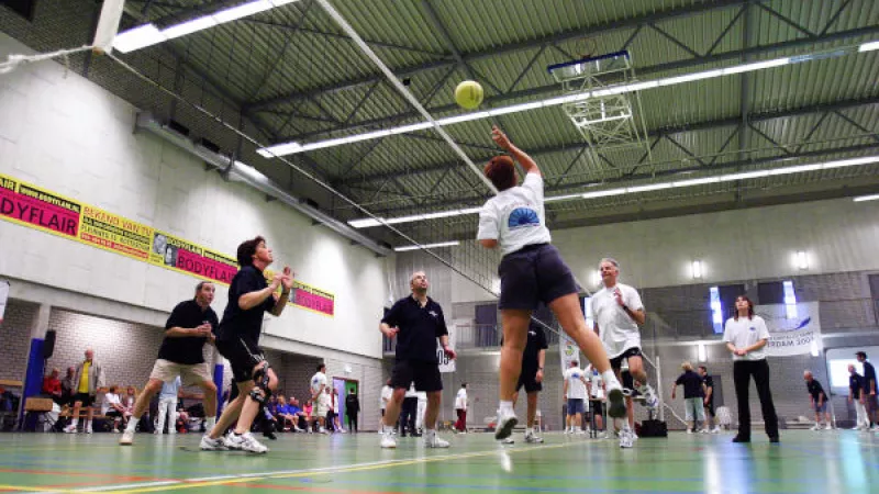 Volleyballen in een sportzaal