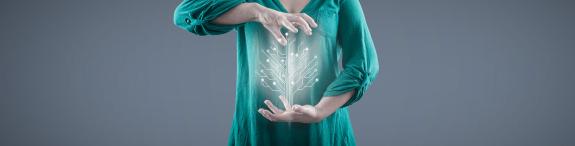 vrouw met tussen haar handen een elektronische databoom