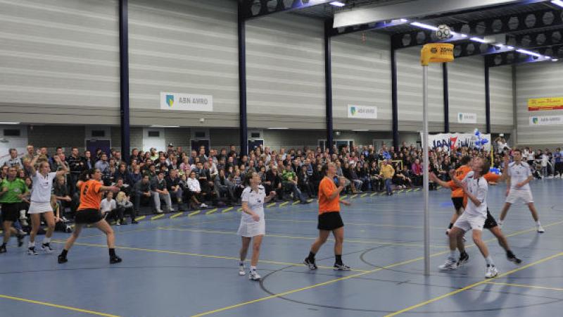 korfballers in sporthal
