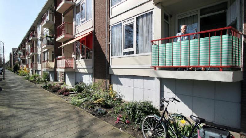 Woonwijk met man op balkon