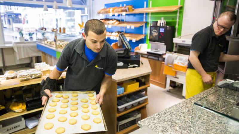 Medewerker met arbeidsbeperking op sociale werkplaats