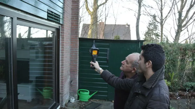 Twee mannen inspecteren een woning