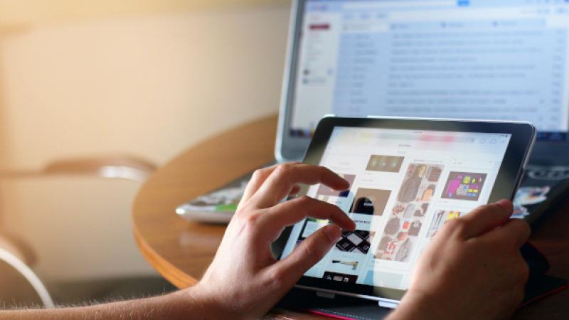 Iemand die werkt op een tablet