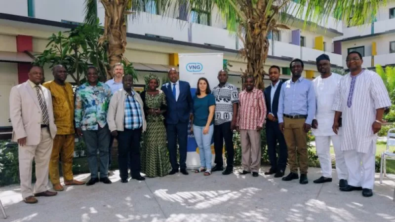 Groepsfoto van de deelnemers aan een conferentie van Franstalige Afrikaanse Verenigingen van Lokale Overheden