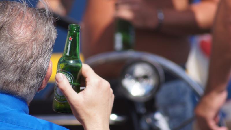 close up van man met bierflesje in zijn hand
