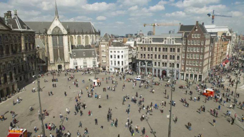 Luchtfoto van plein met kerk in Amsterdam