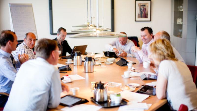 overleg aan vergadertafel