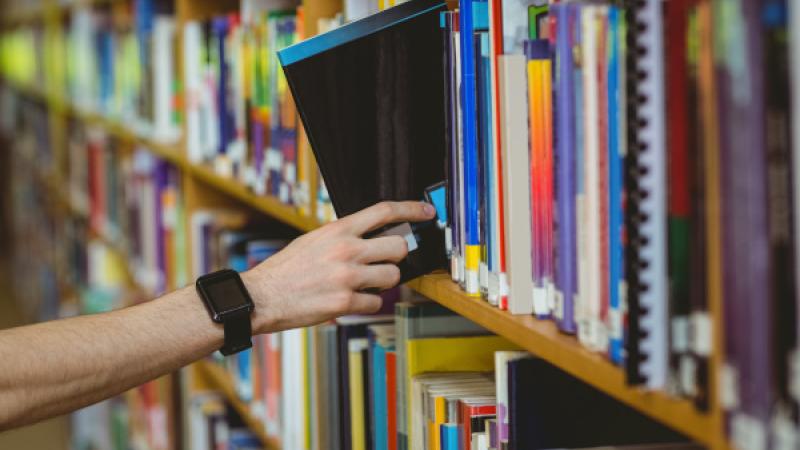 rij boeken in een bibliotheek