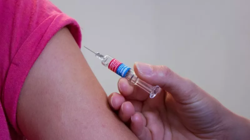 Close up van vaccinatie in bovenarm