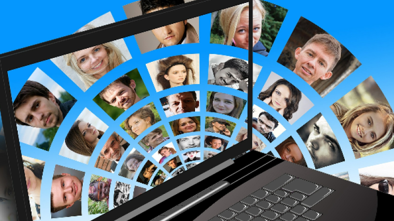 symbolische afbeelding: laptop met portetfoto's