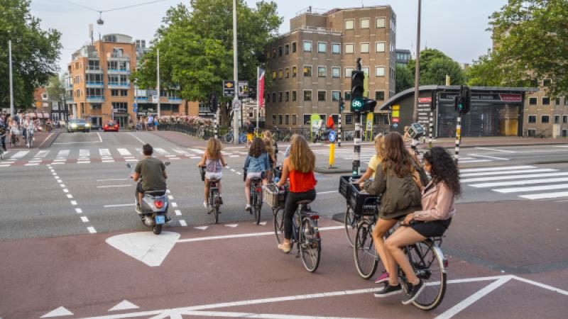 Fietsers steken een kruispunt over