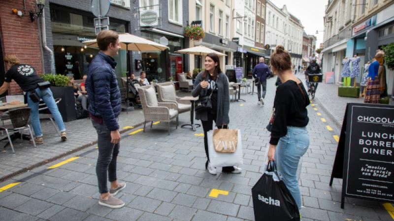 Bezoekers winkelstraat op 'gepaste afstand' van elkaar