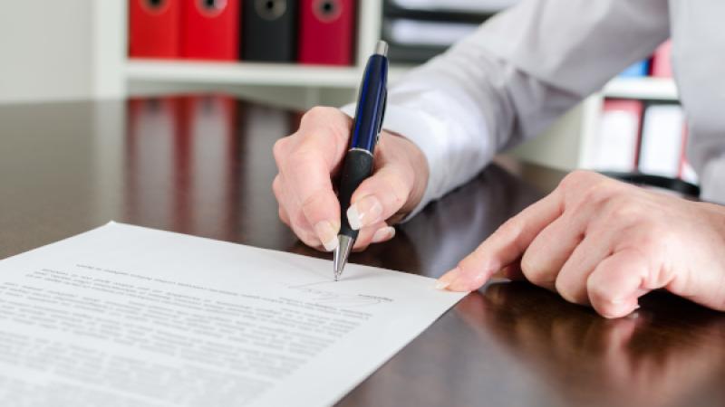 Man tekent contract