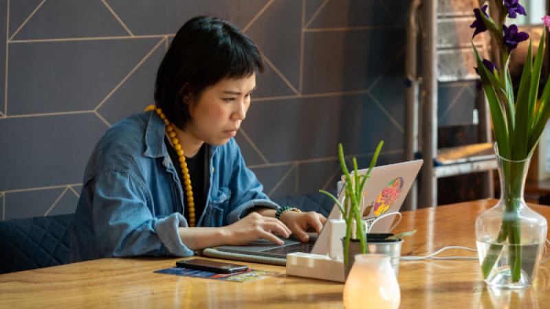 Vrouw achter laptop