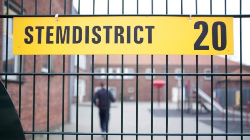 Bordje met tekst stemdistrict en getal