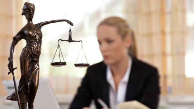 Beeldje van Vrouwe Justitia