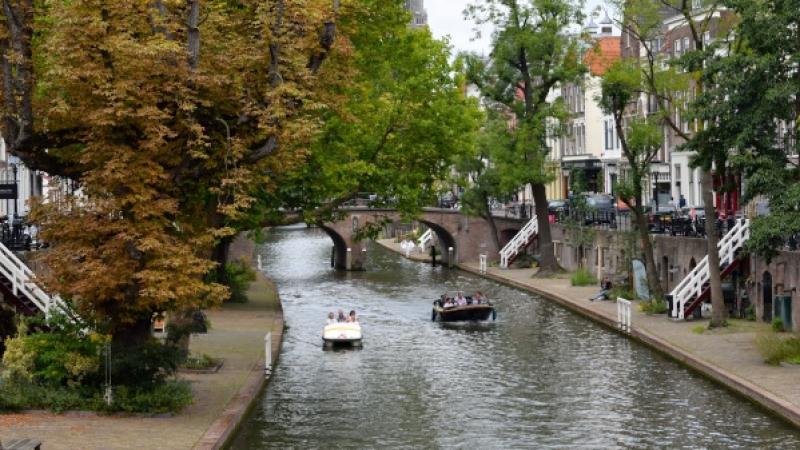 Gracht met bootjes in Utrecht