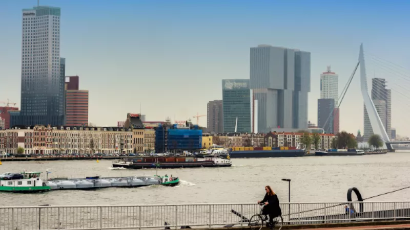 Zicht op Rotterdam vanaf het water