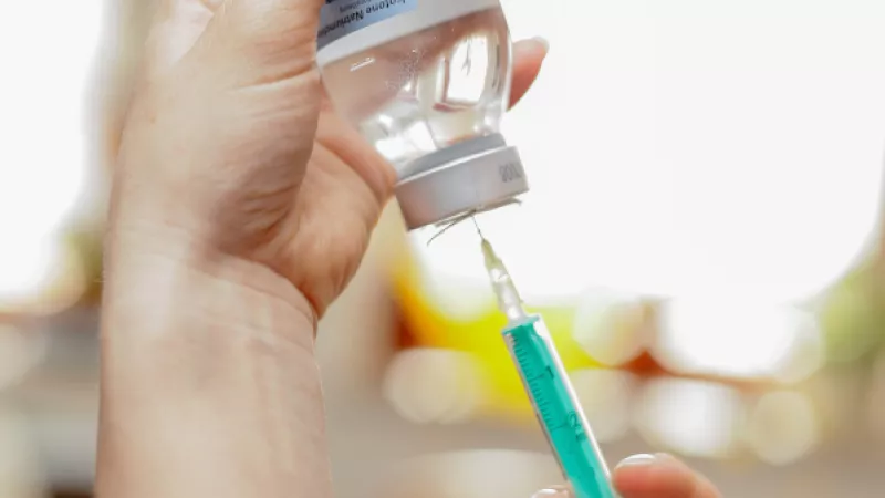 Close-up van het vullen van een vaccinatiespuit