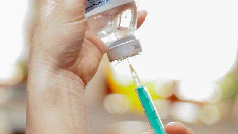 Close-up van het vullen van een vaccinatiespuit