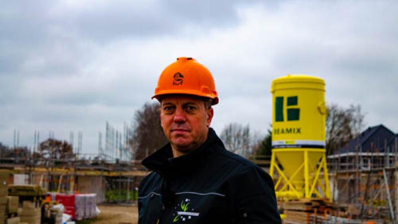 Portret van David van der Wijst op een bouwplaats