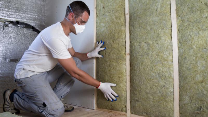 Man plaatst isolatieplaten in muur