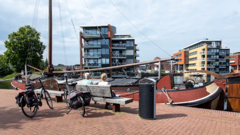 Stel op de fiets neemt rustpauze bij boot