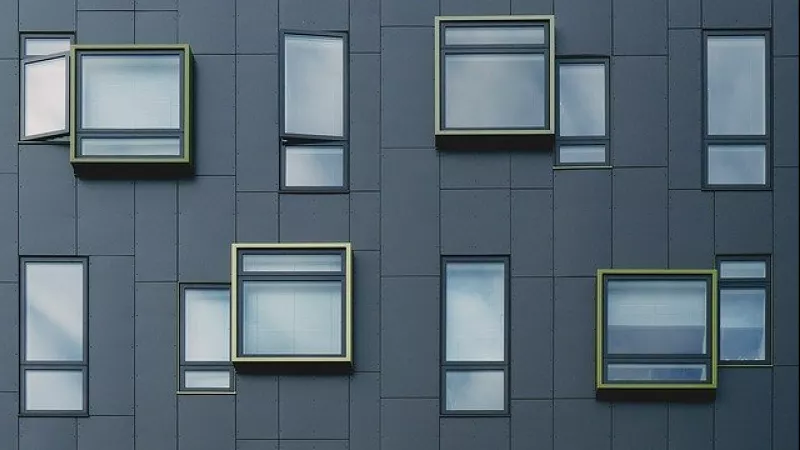 vensters in de geval van een kantoorgebouw