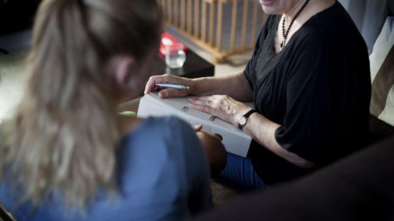 behandelaar en kind in gesprek