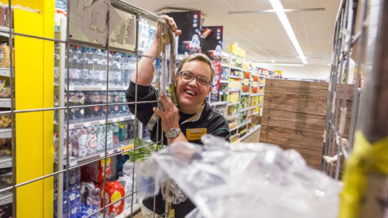 man met beperking aan het werk in supermarkt