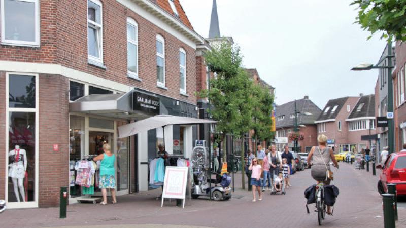 Winkelstraat met mensen die boodschappen doen