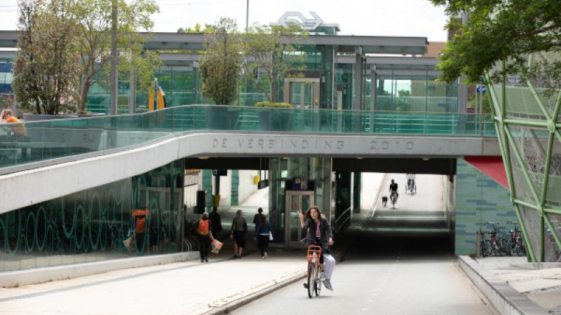 fietser bij station
