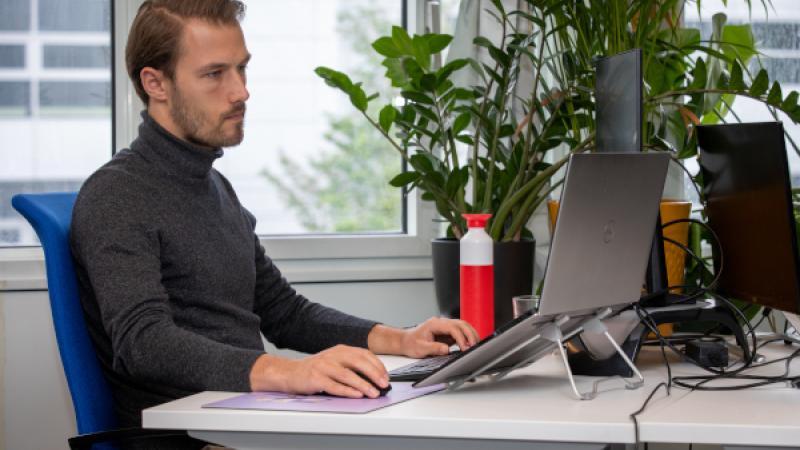Aan het werk aan een bureau