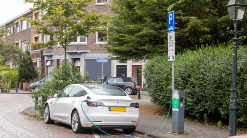 Een elektrische auto wordt opgeladen
