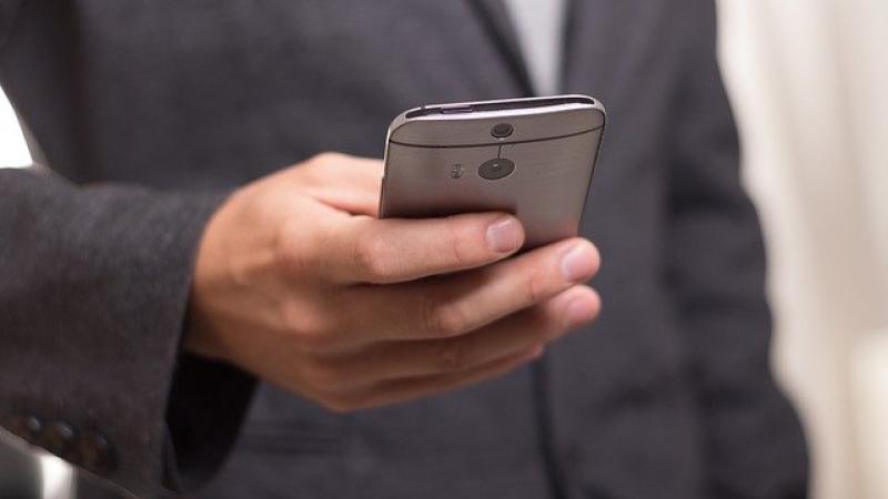 Man met mobiele telefoon 