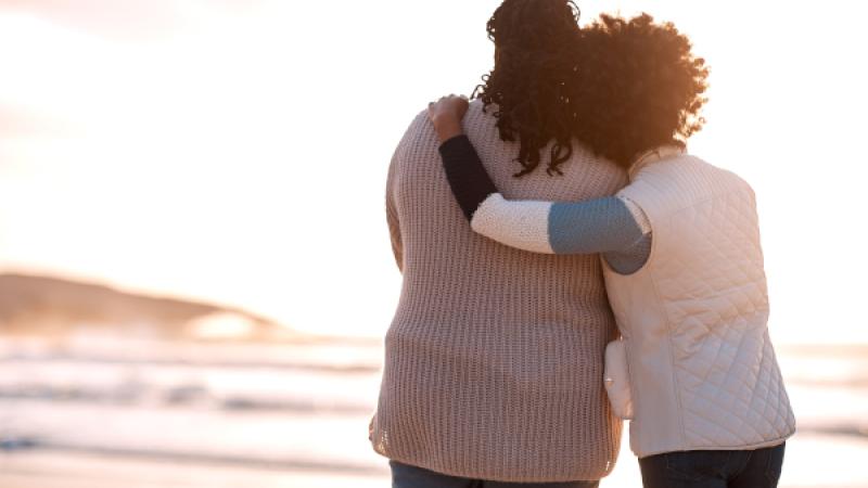 2 vrouwen op strand