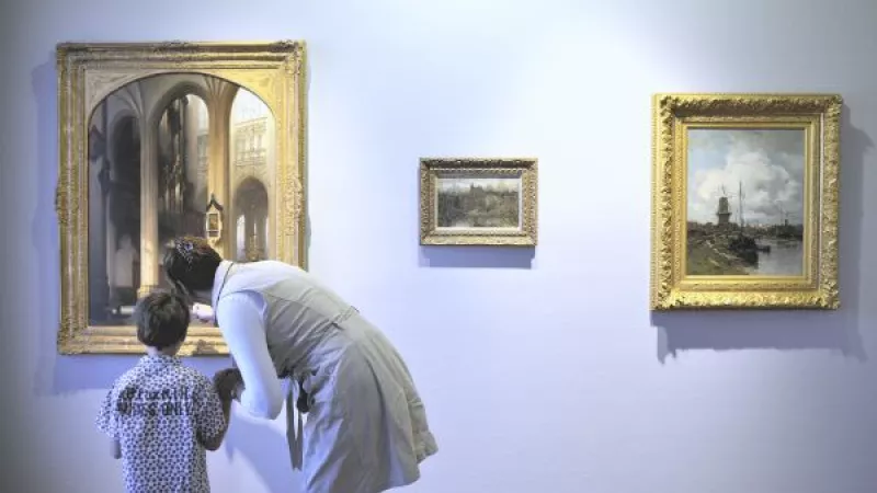 Vrouw en kind bekijken schilderij