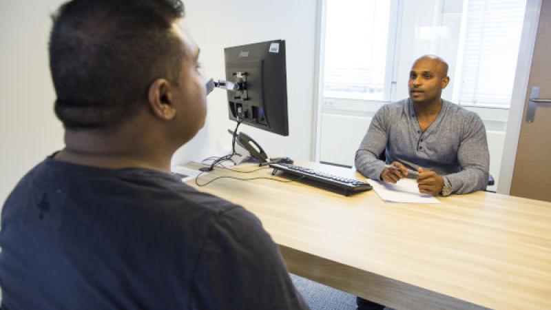 ambtenaar helpt inwoner