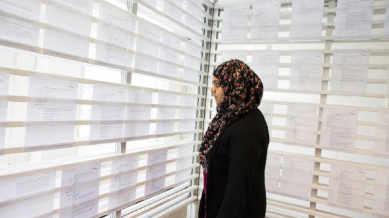 vrouw bekijkt vacatures