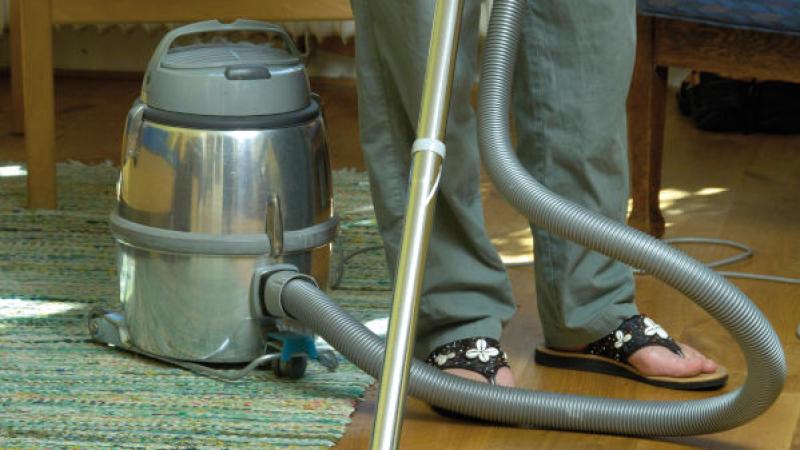 huishoudelijke hulp met stofzuiger